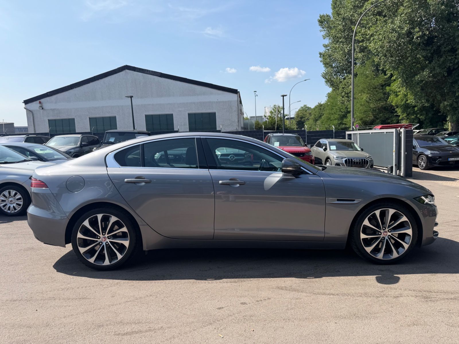 Fahrzeugabbildung Jaguar XE S  AWD *AUT*LEDER*SHZ*NAVI*LED*KAM*