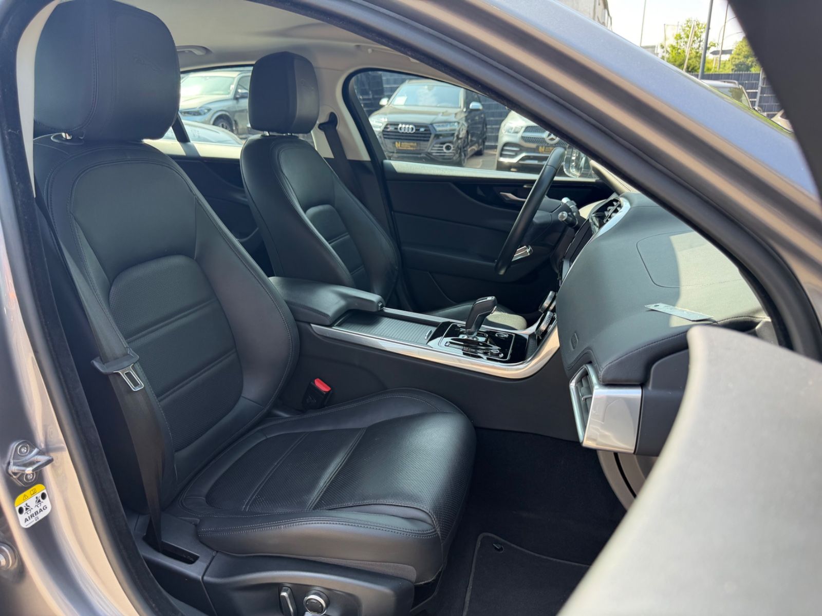 Fahrzeugabbildung Jaguar XE S  AWD *AUT*LEDER*SHZ*NAVI*LED*KAM*