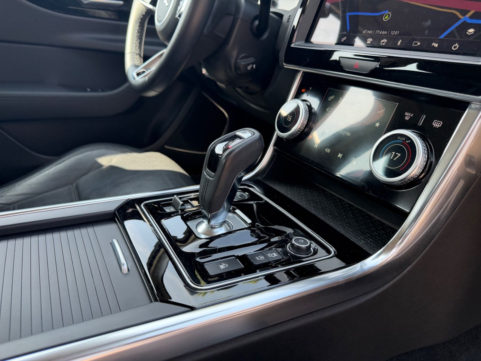 Fahrzeugabbildung Jaguar XE S  AWD *AUT*LEDER*SHZ*NAVI*LED*KAM*