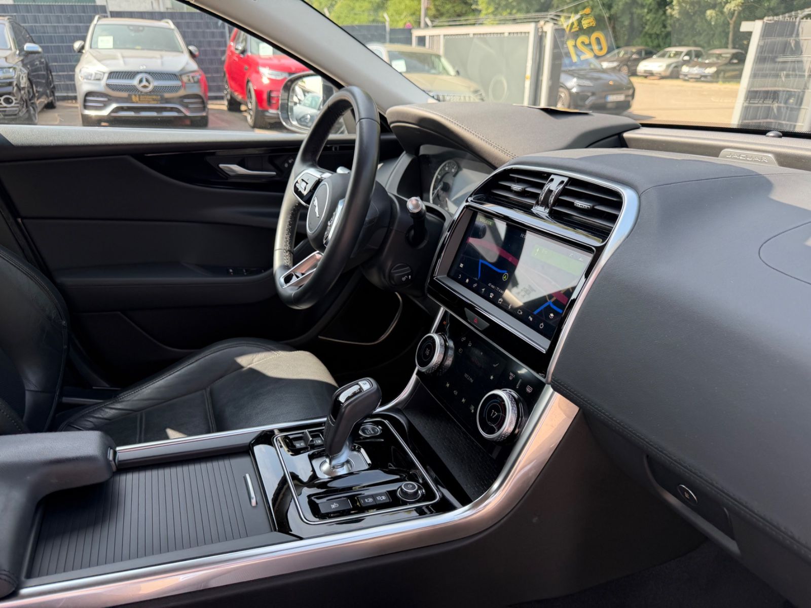 Fahrzeugabbildung Jaguar XE S  AWD *AUT*LEDER*SHZ*NAVI*LED*KAM*