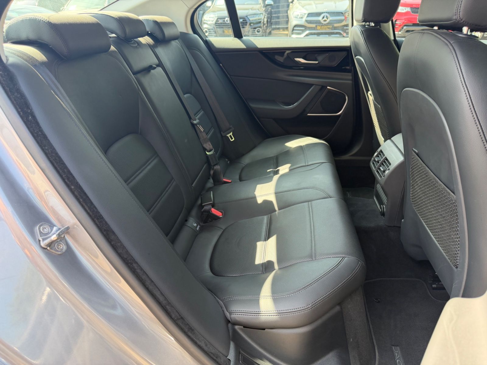 Fahrzeugabbildung Jaguar XE S  AWD *AUT*LEDER*SHZ*NAVI*LED*KAM*