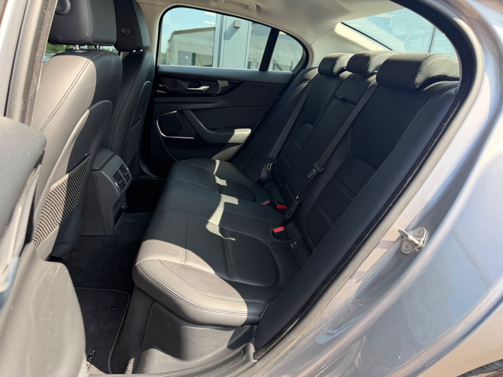 Fahrzeugabbildung Jaguar XE S  AWD *AUT*LEDER*SHZ*NAVI*LED*KAM*