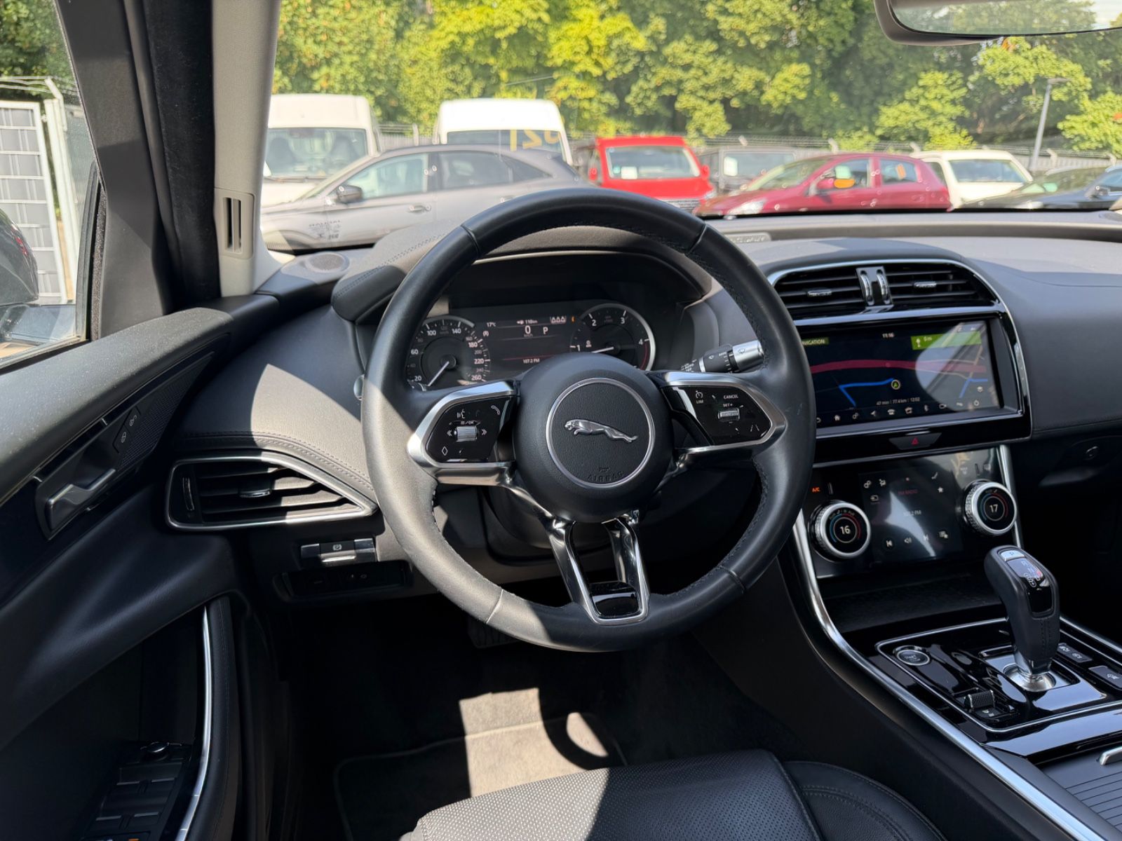Fahrzeugabbildung Jaguar XE S  AWD *AUT*LEDER*SHZ*NAVI*LED*KAM*