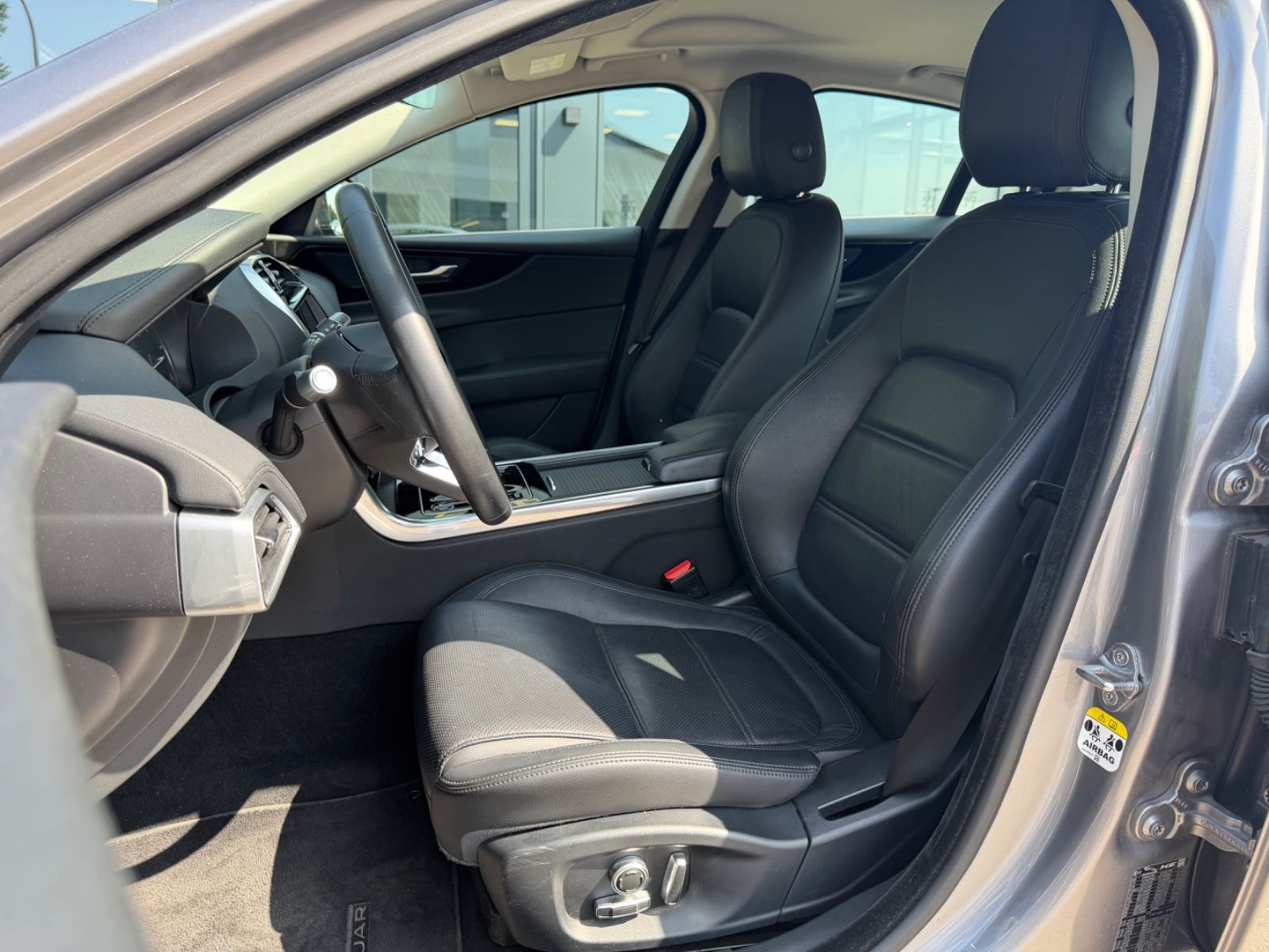 Fahrzeugabbildung Jaguar XE S  AWD *AUT*LEDER*SHZ*NAVI*LED*KAM*