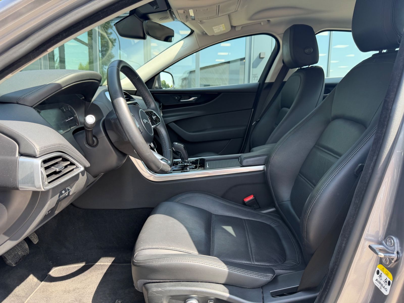 Fahrzeugabbildung Jaguar XE S  AWD *AUT*LEDER*SHZ*NAVI*LED*KAM*