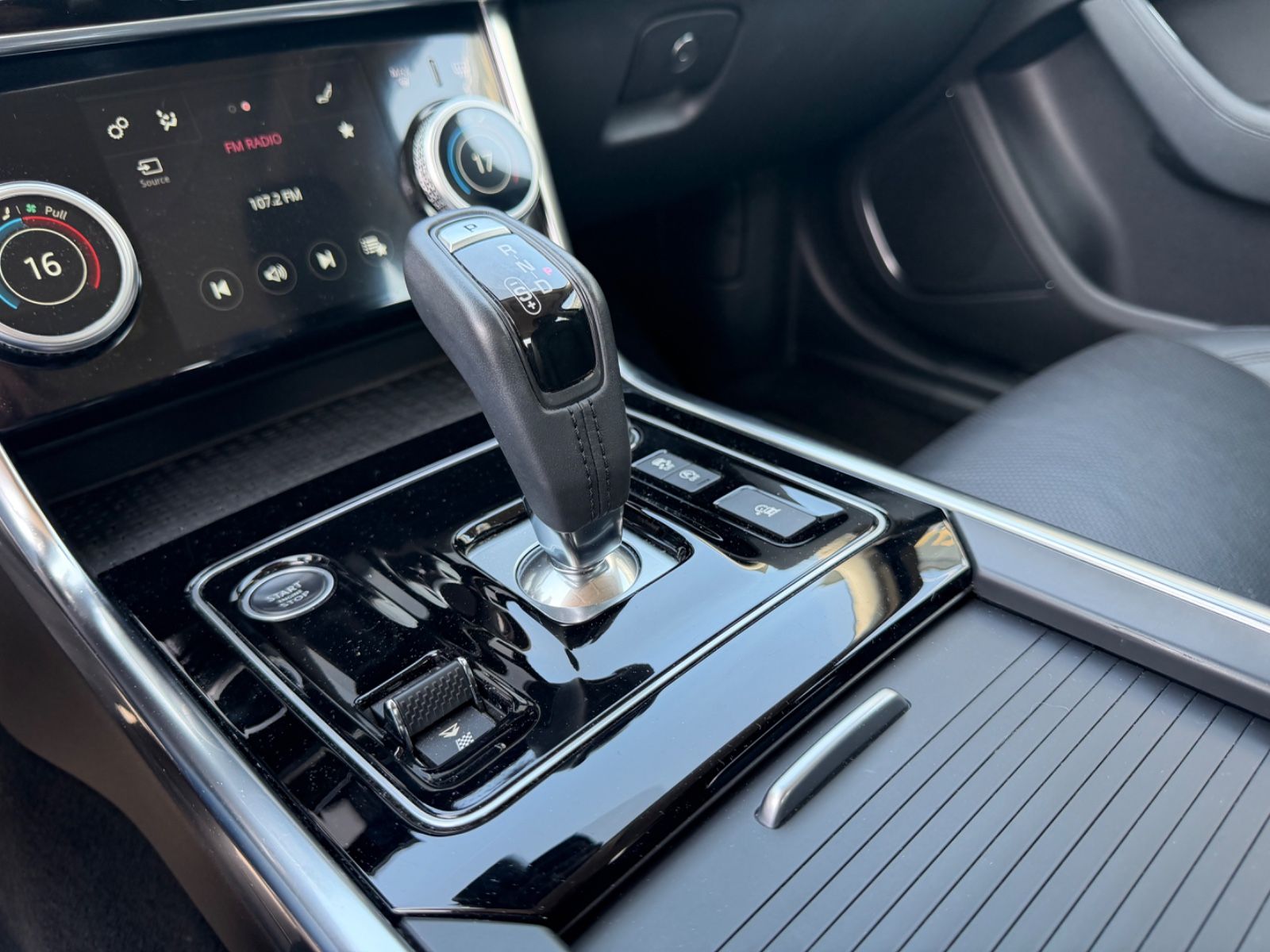 Fahrzeugabbildung Jaguar XE S  AWD *AUT*LEDER*SHZ*NAVI*LED*KAM*