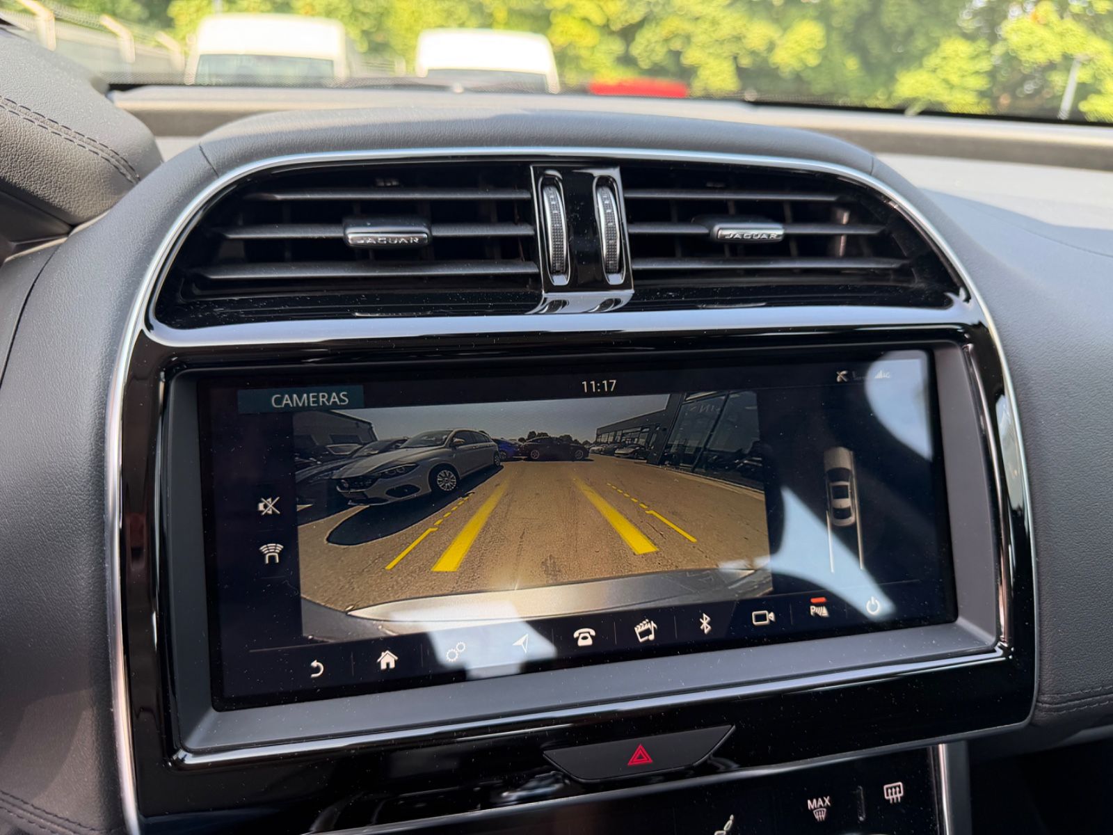 Fahrzeugabbildung Jaguar XE S  AWD *AUT*LEDER*SHZ*NAVI*LED*KAM*