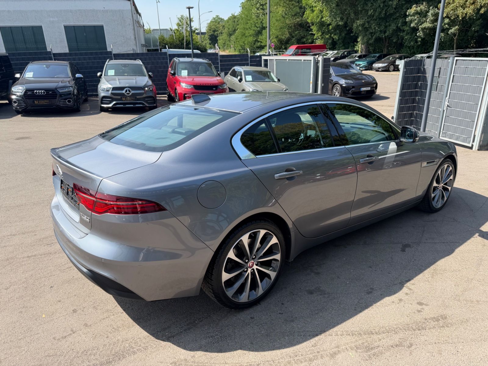 Fahrzeugabbildung Jaguar XE S  AWD *AUT*LEDER*SHZ*NAVI*LED*KAM*