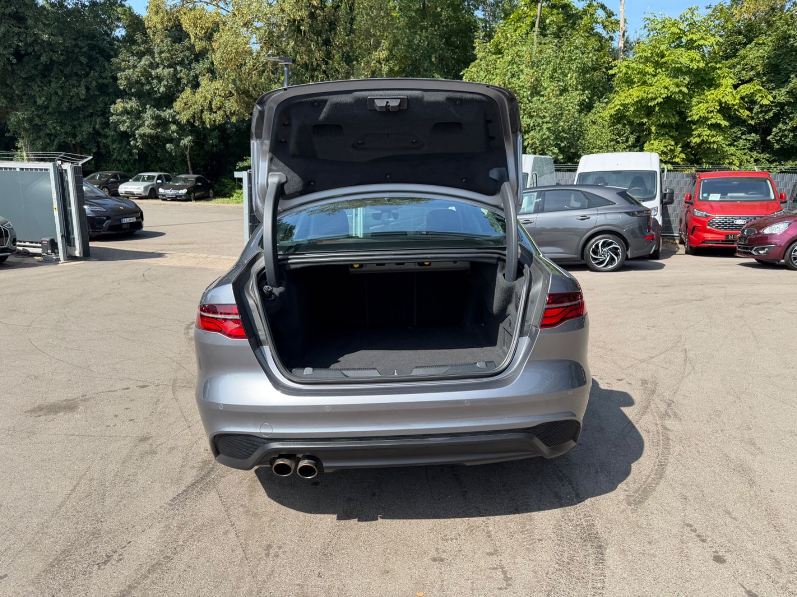 Fahrzeugabbildung Jaguar XE S  AWD *AUT*LEDER*SHZ*NAVI*LED*KAM*