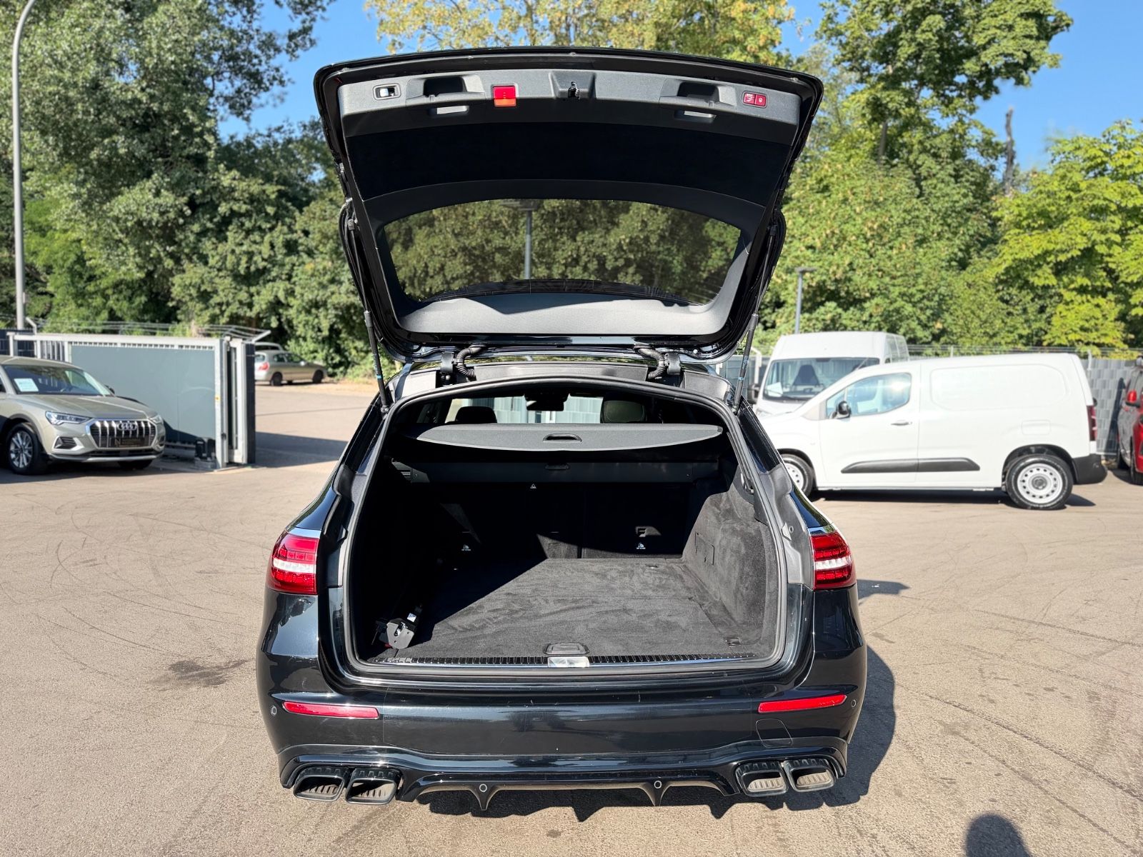 Fahrzeugabbildung Mercedes-Benz E 63S AMG 4M*FACELIFT*NIGHT PAKET*PANORAMA*HUD*
