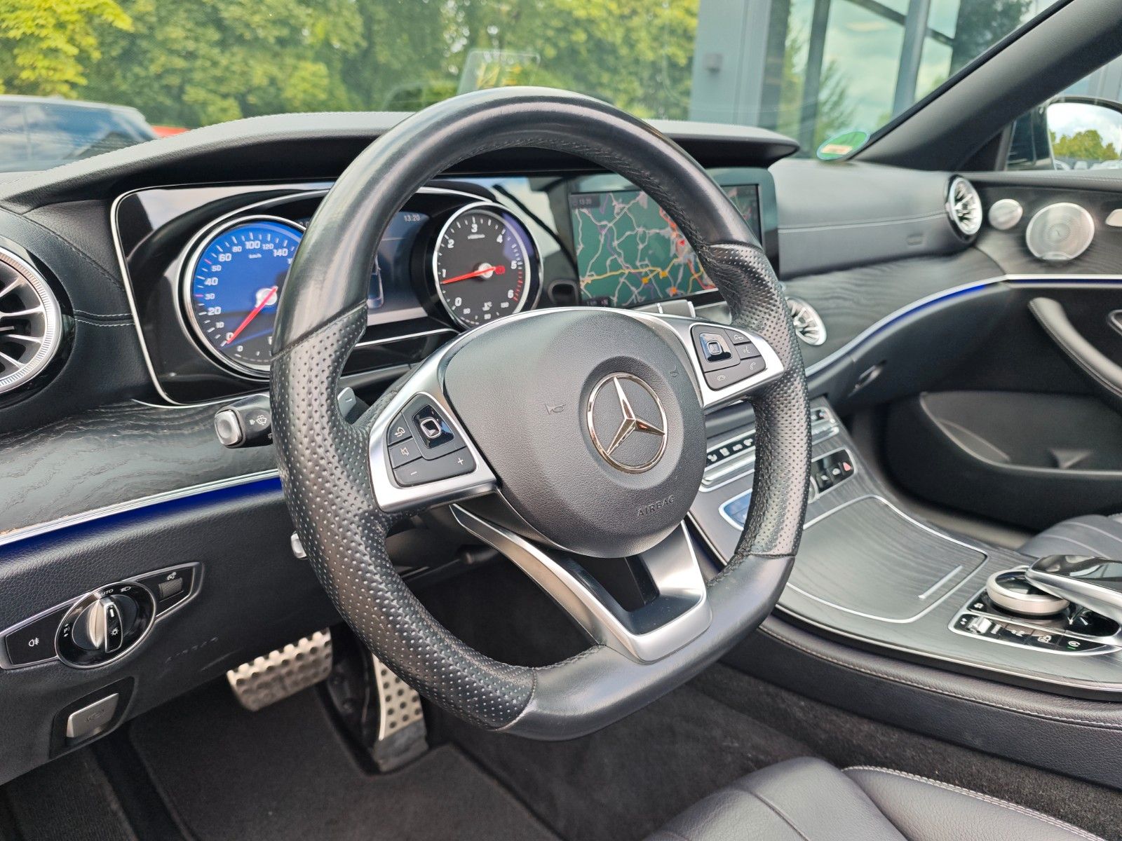 Fahrzeugabbildung Mercedes-Benz E 220 CABRIO*BURMESTER*WIDESCREEN*AMG LINE*LED*