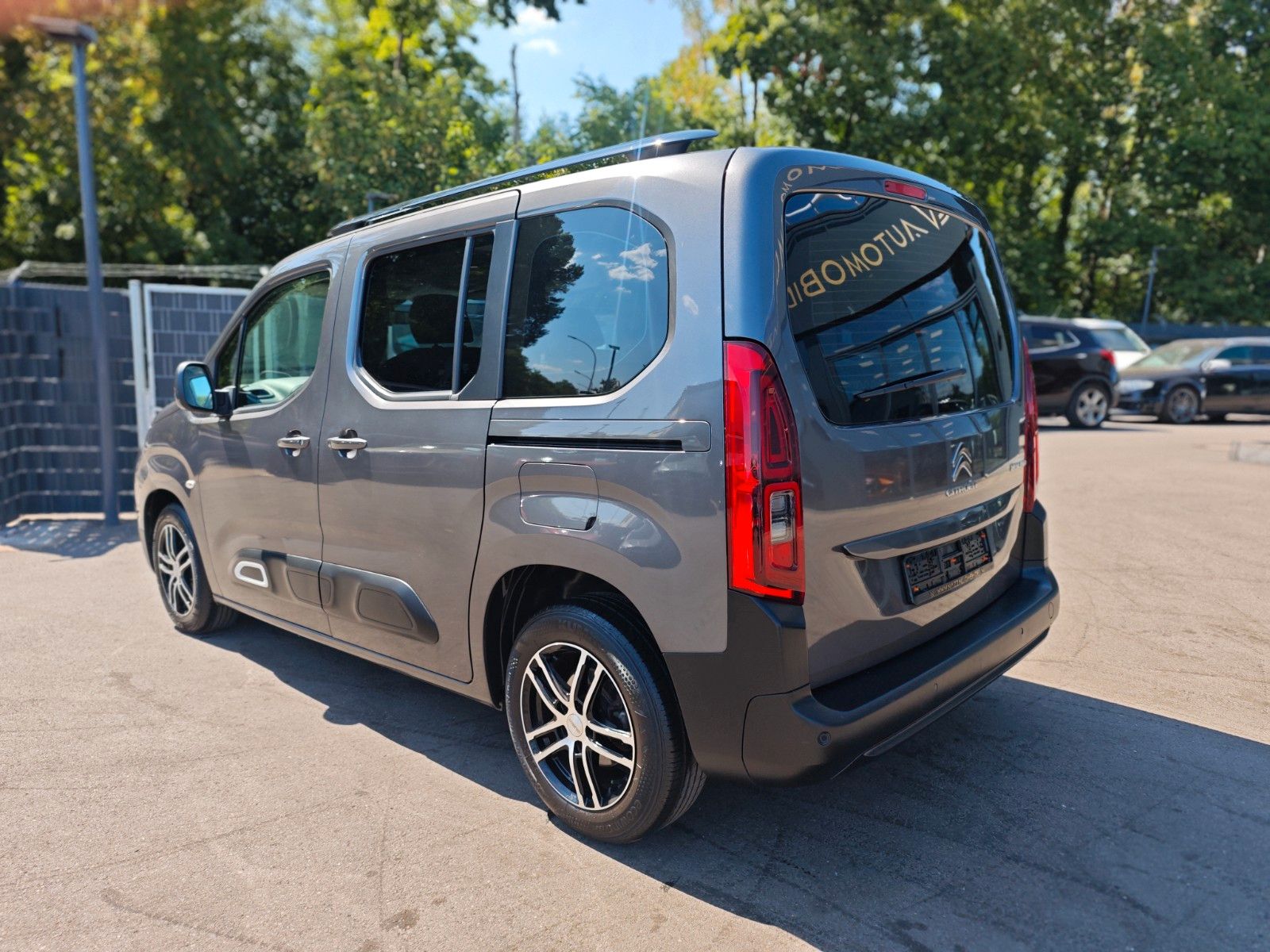 Fahrzeugabbildung Citroën BERLINGO FEEL M*2X SCHIEBETÜR*NAVI*SITZHEIZUNG