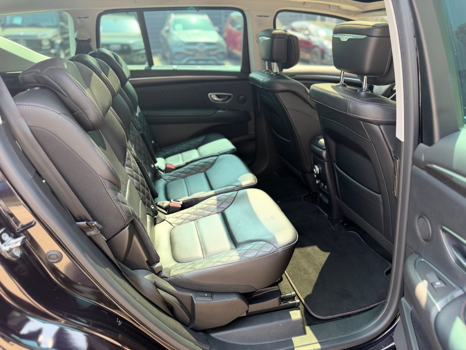 Fahrzeugabbildung Renault ESPACE V INITIALE PARIS*7 SITZER*AUT*BOSE*MATRIX