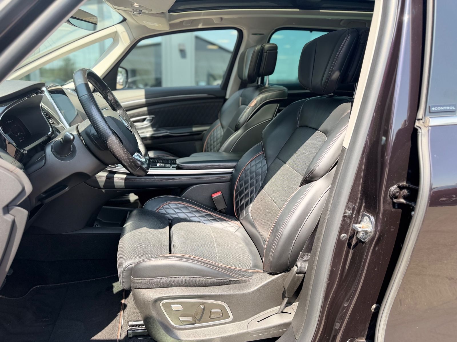 Fahrzeugabbildung Renault ESPACE V INITIALE PARIS*7 SITZER*AUT*BOSE*MATRIX