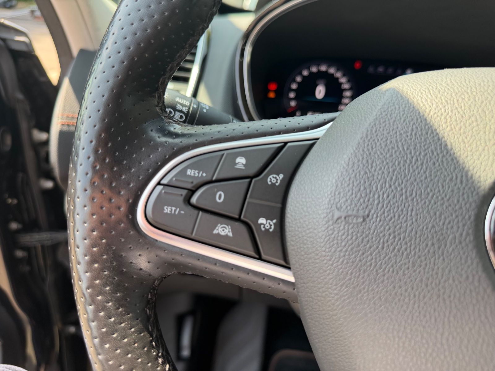 Fahrzeugabbildung Renault ESPACE V INITIALE PARIS*7 SITZER*AUT*BOSE*MATRIX