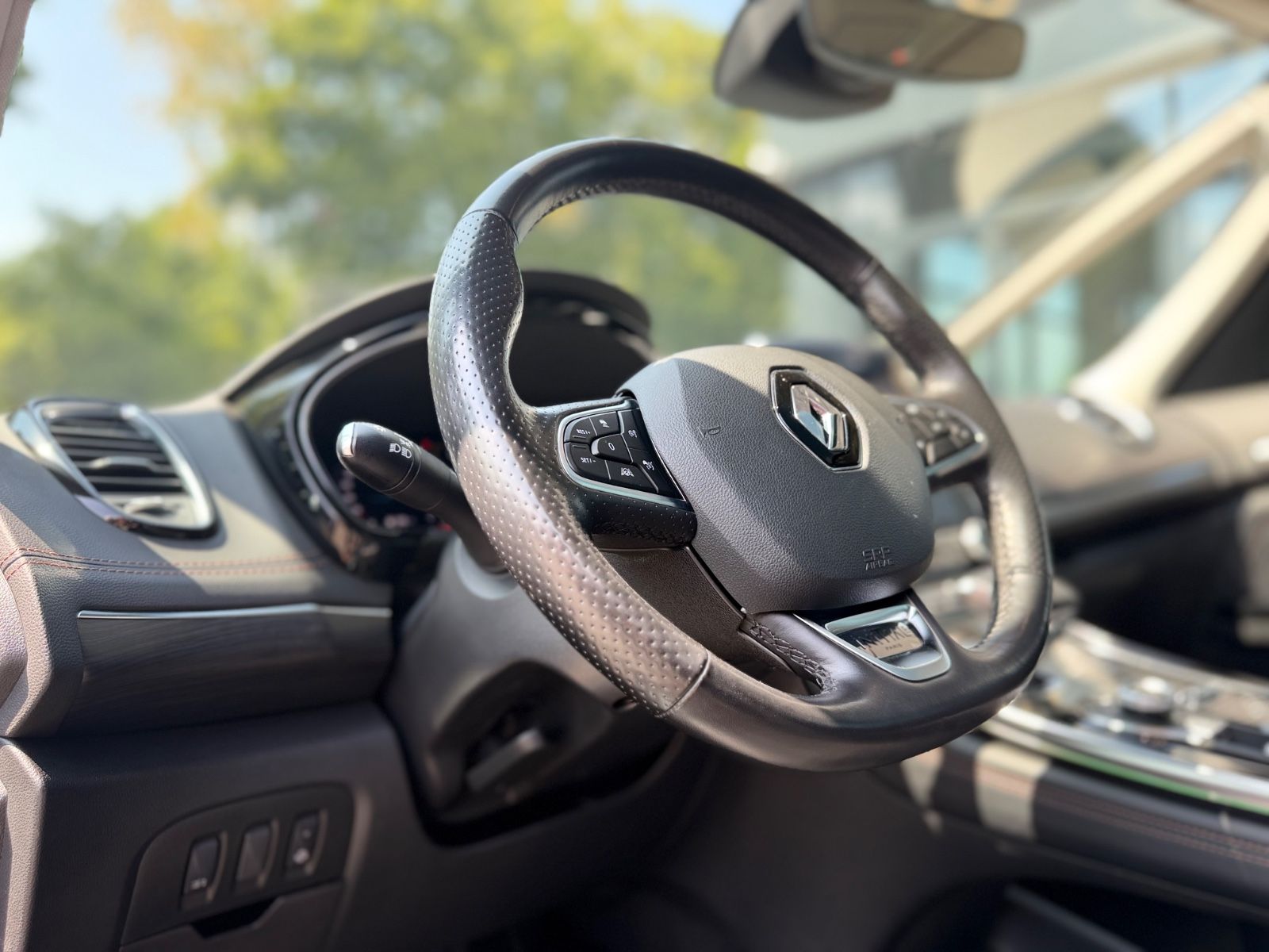 Fahrzeugabbildung Renault ESPACE V INITIALE PARIS*7 SITZER*AUT*BOSE*MATRIX