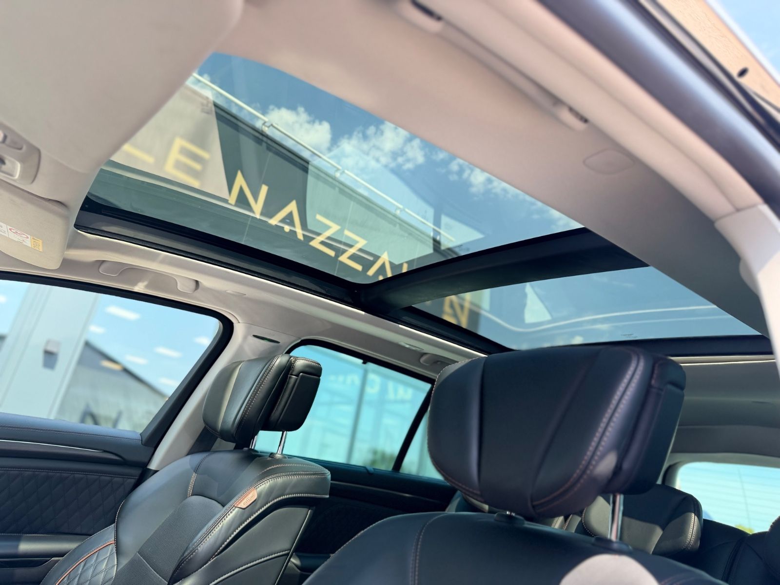 Fahrzeugabbildung Renault ESPACE V INITIALE PARIS*7 SITZER*AUT*BOSE*MATRIX