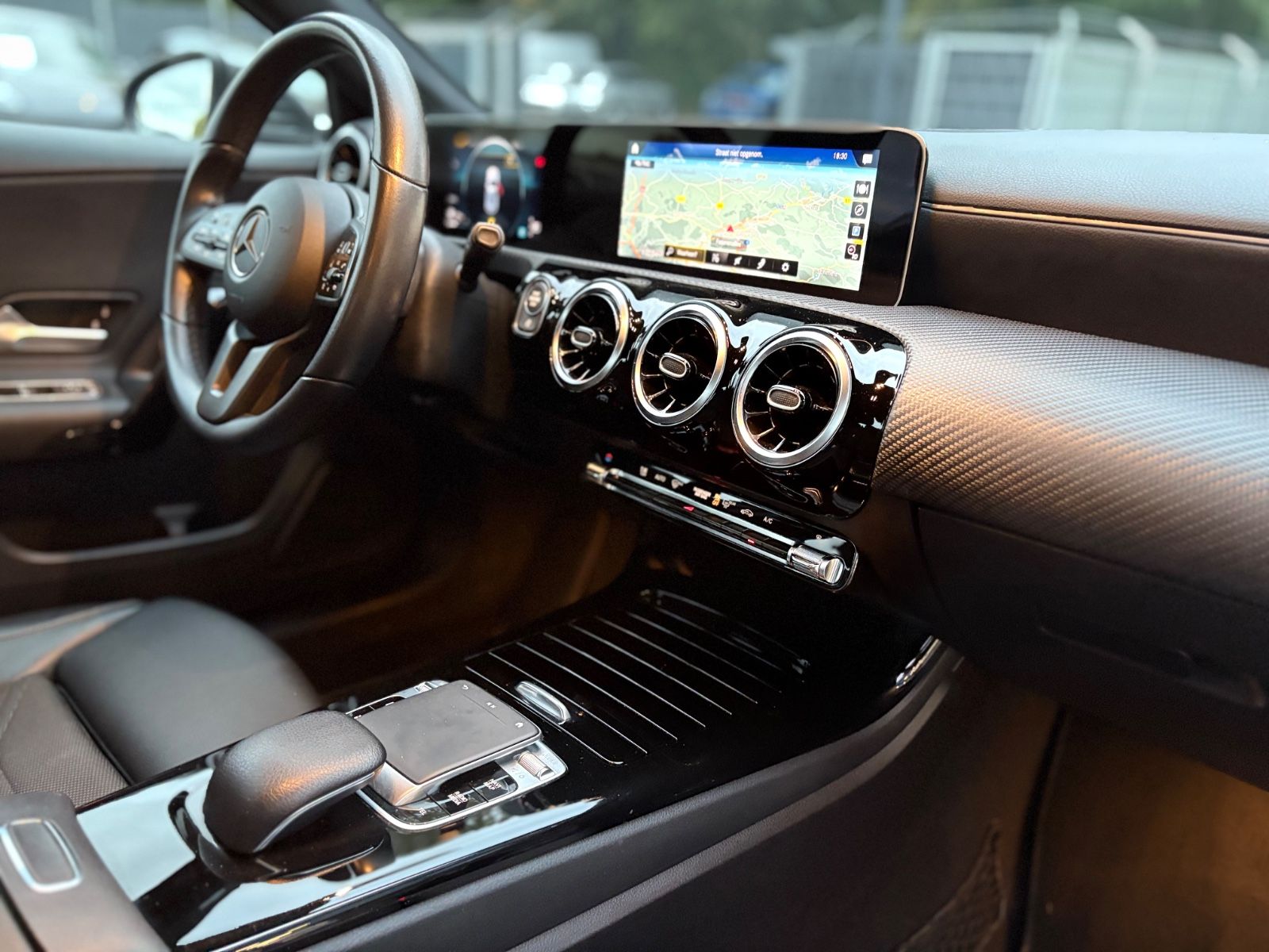 Fahrzeugabbildung Mercedes-Benz A 180d *AUT*MULTIBEAM*TEILLEDER*KAMERA*TOP*