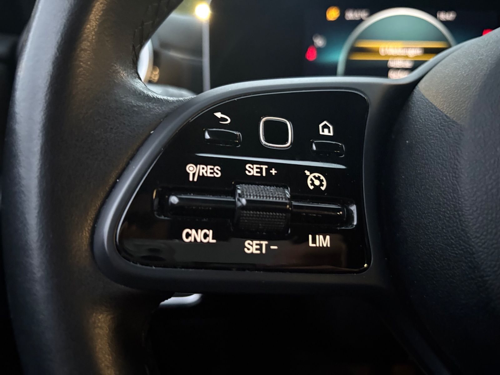 Fahrzeugabbildung Mercedes-Benz A 180d *AUT*MULTIBEAM*TEILLEDER*KAMERA*TOP*