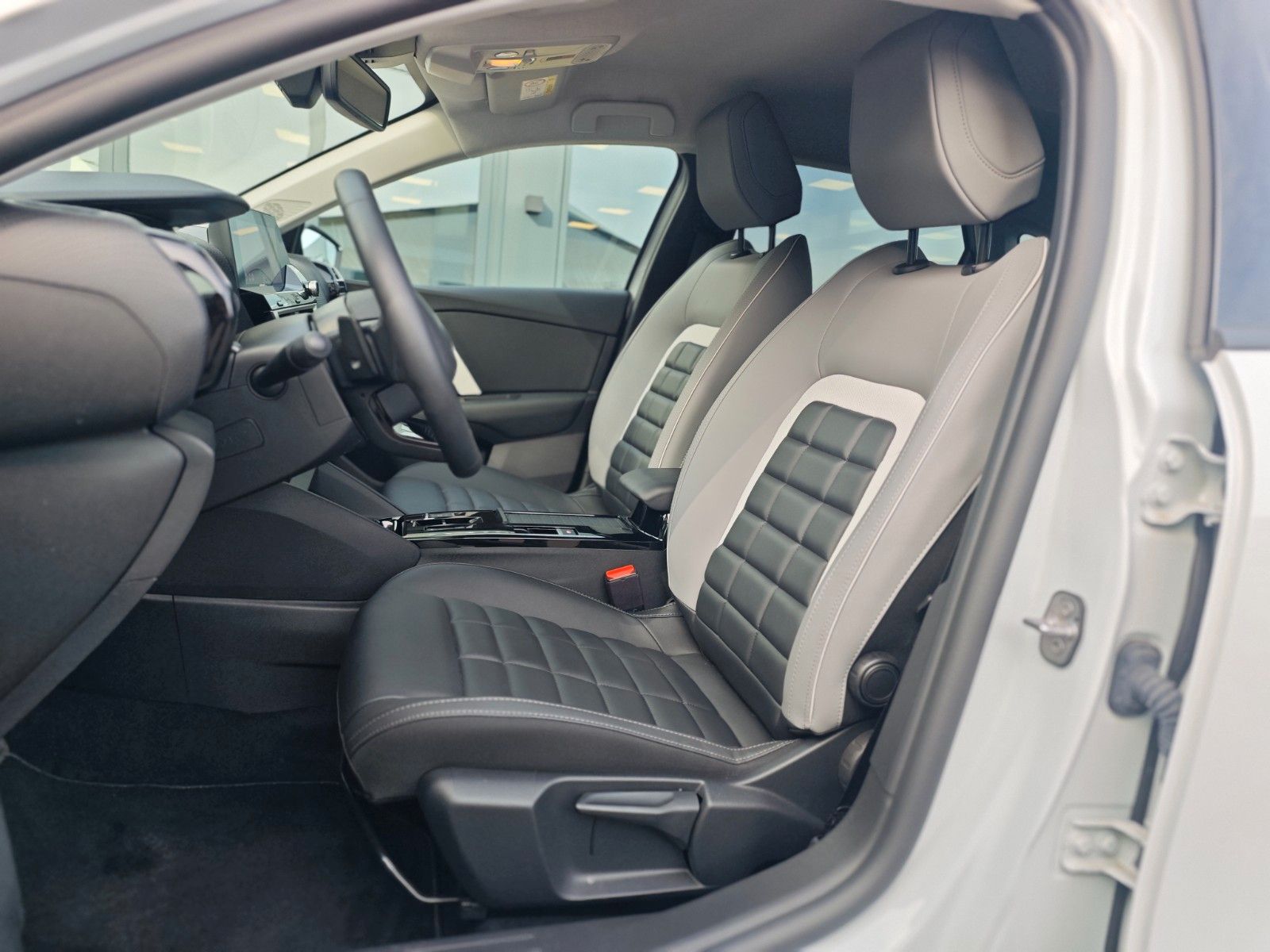 Fahrzeugabbildung Citroën C4 LIM. MAX*VOLL LED*AHK*ACC*KAMERA*NAVI*