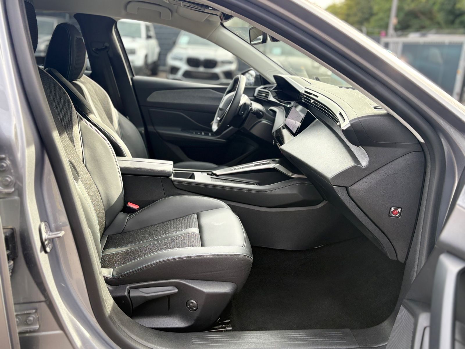 Fahrzeugabbildung Peugeot 308 SW ALLURE *SHZ*TEILLEDER*VIRTUELL*NAVI*LED*