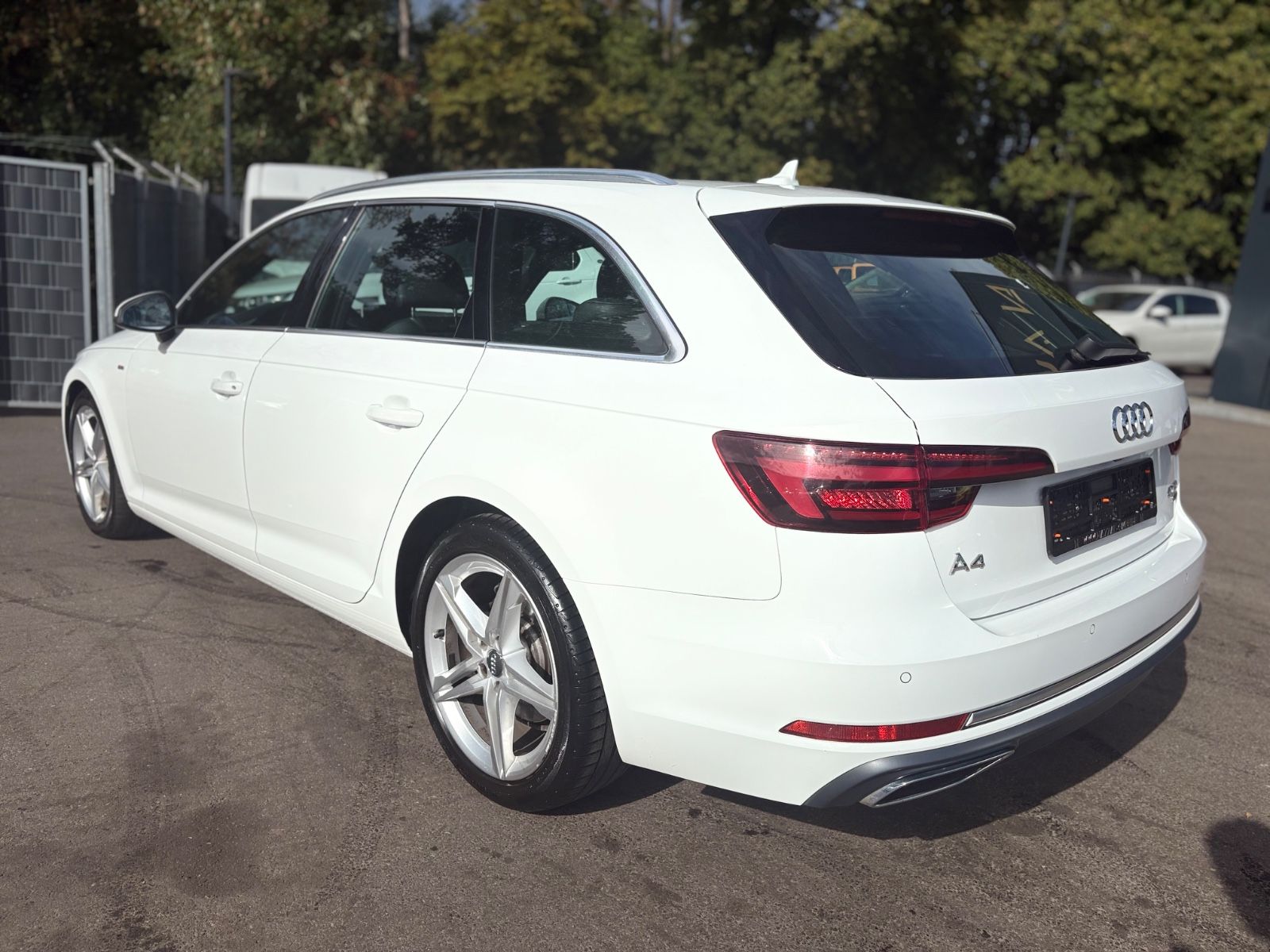 Fahrzeugabbildung Audi A4 AVANT 40 TDI QUATTRO S-LINE *KAM*NAVI*LED*