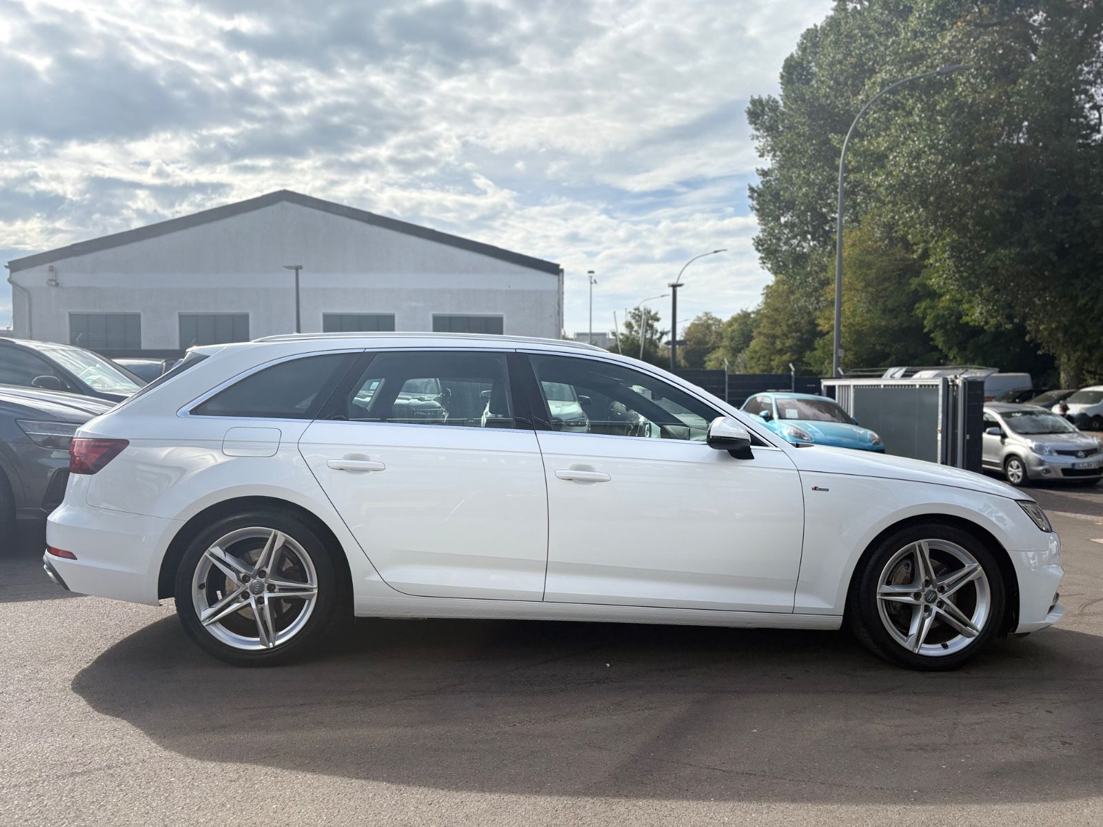 Fahrzeugabbildung Audi A4 AVANT 40 TDI QUATTRO S-LINE *KAM*NAVI*LED*