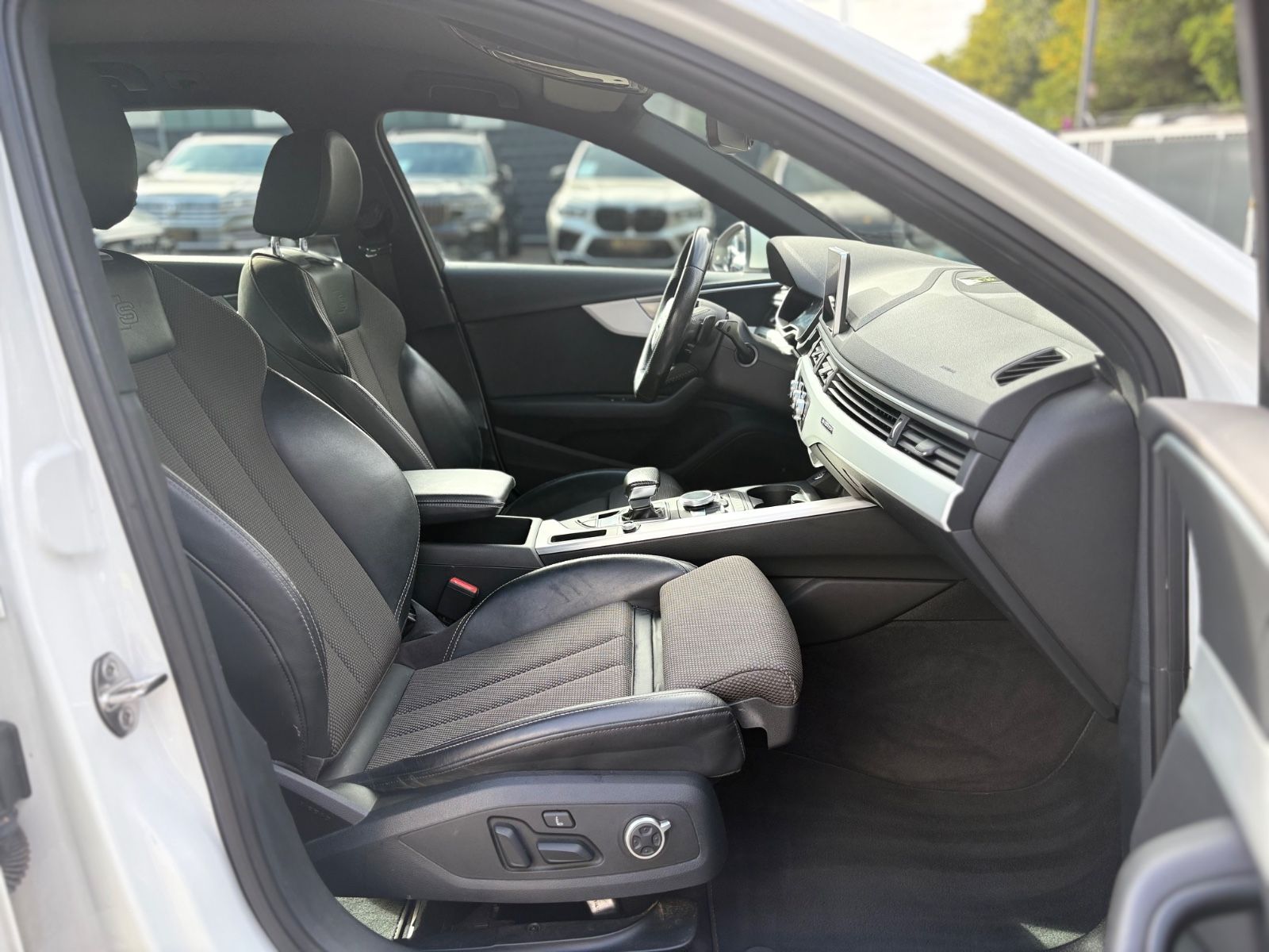 Fahrzeugabbildung Audi A4 AVANT 40 TDI QUATTRO S-LINE *KAM*NAVI*LED*