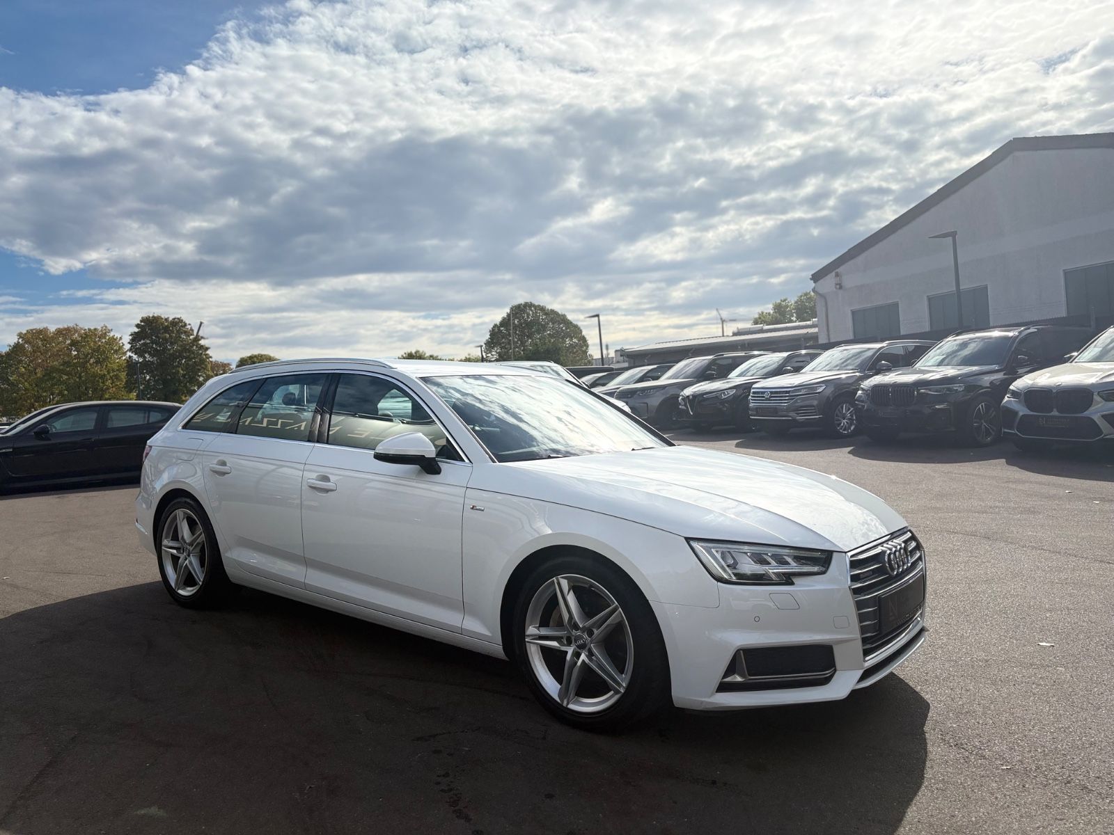 Fahrzeugabbildung Audi A4 AVANT 40 TDI QUATTRO S-LINE *KAM*NAVI*LED*