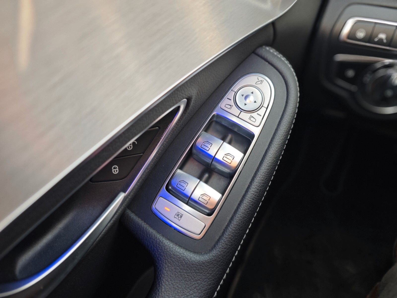 Fahrzeugabbildung Mercedes-Benz C300e PLUG-IN-HYBRID*AMG-LINE*NIGHT*LED*2.HAND*