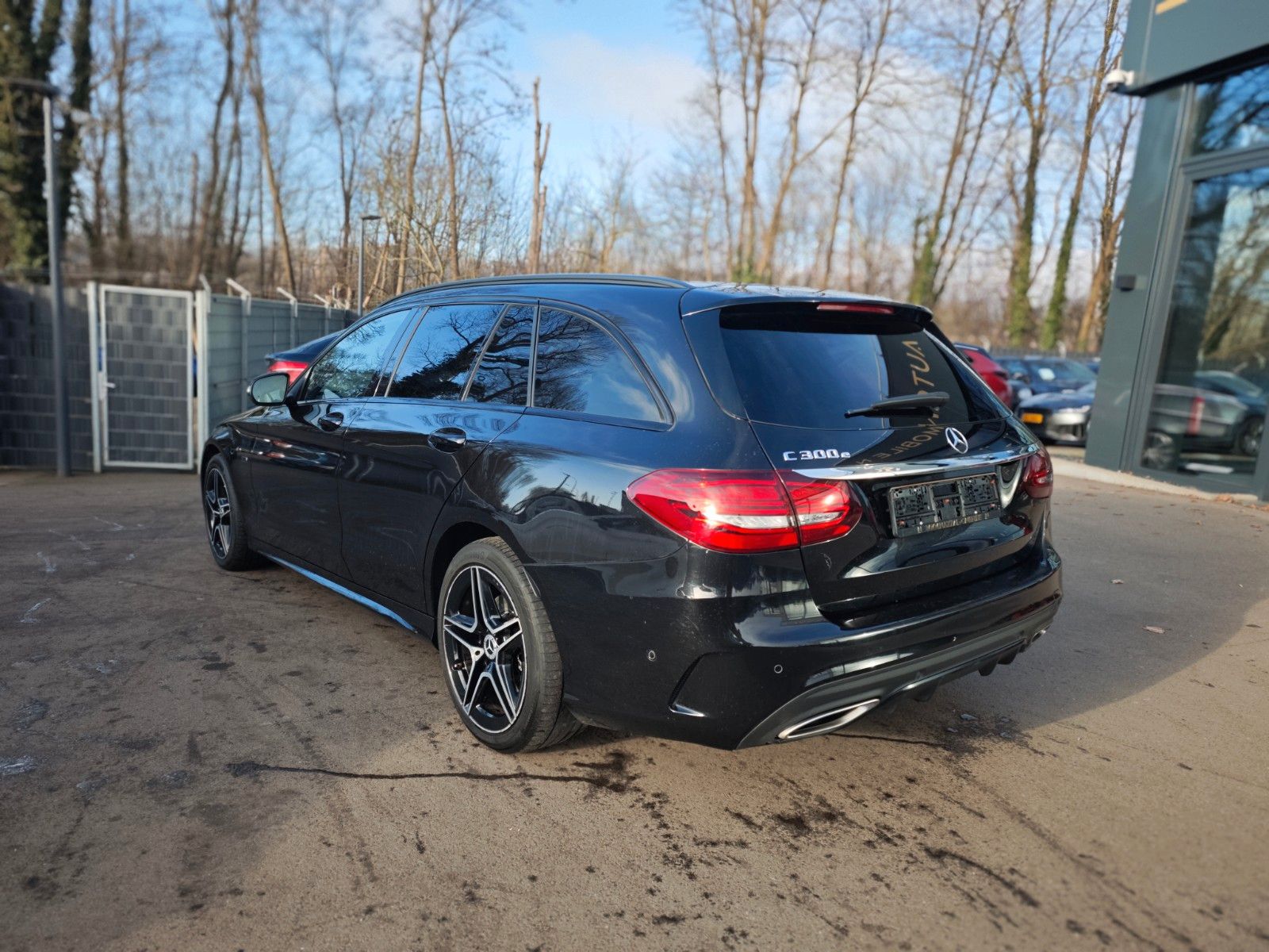 Fahrzeugabbildung Mercedes-Benz C300e PLUG-IN-HYBRID*AMG-LINE*NIGHT*LED*2.HAND*