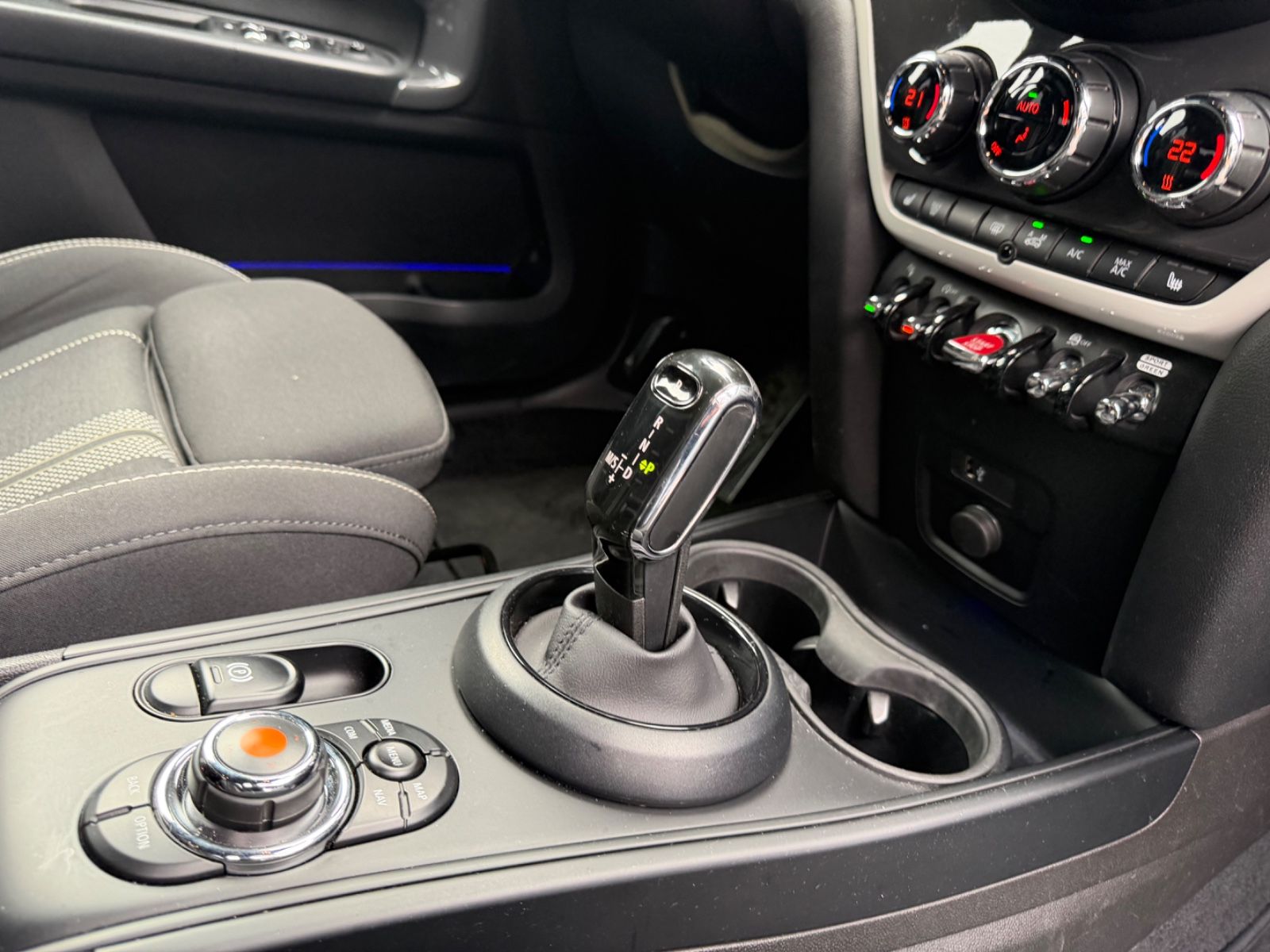 Fahrzeugabbildung MINI COUNTRYMAN SD *NAVI*SHZ*HEAD UP*FACELIFT*