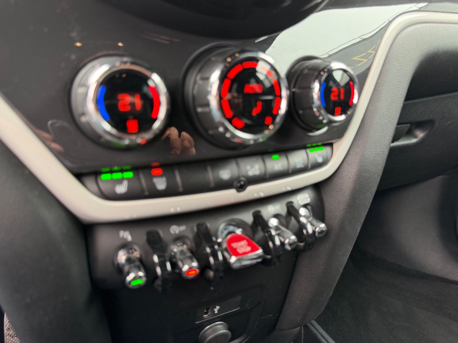 Fahrzeugabbildung MINI COUNTRYMAN SD *NAVI*SHZ*HEAD UP*FACELIFT*