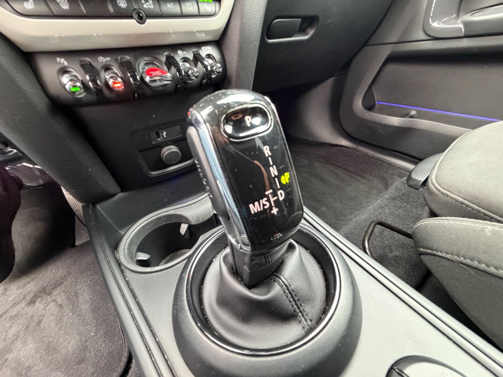 Fahrzeugabbildung MINI COUNTRYMAN SD *NAVI*SHZ*HEAD UP*FACELIFT*