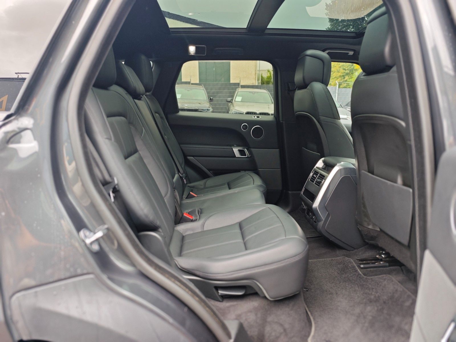 Fahrzeugabbildung Land Rover RANGE ROVER SPORT HSE*FACELIFT*PANORAMA*1.H*LUFT