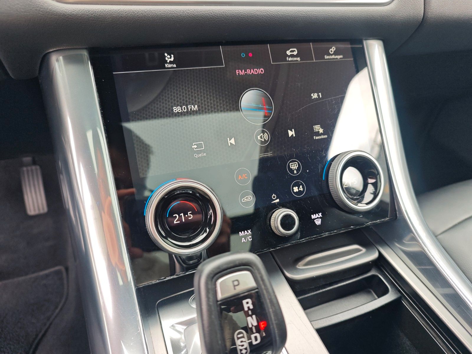 Fahrzeugabbildung Land Rover RANGE ROVER SPORT HSE*FACELIFT*PANORAMA*1.H*LUFT