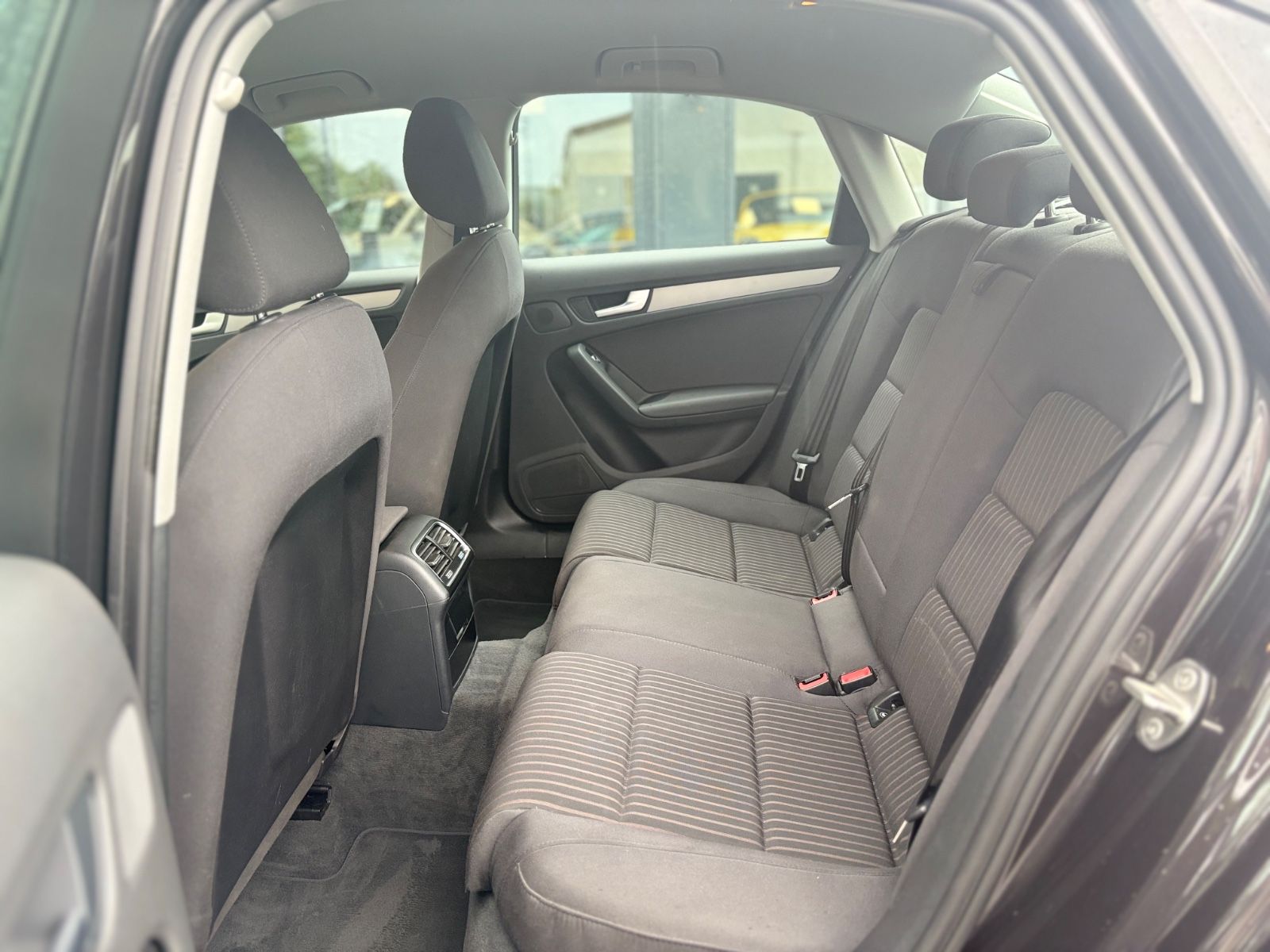 Fahrzeugabbildung Audi A4 2.0 TDI LIM AMBIENTE*NAVI*SHZ*KLIMAAUTO*PDC*