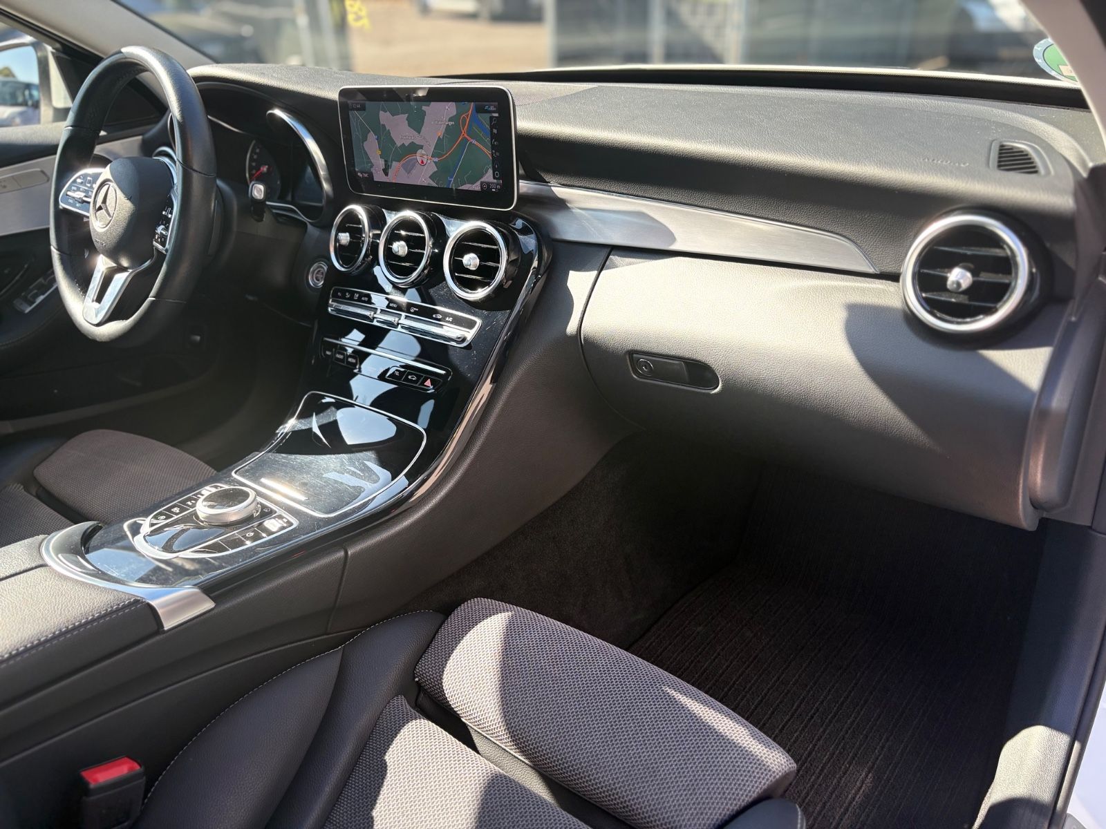 Fahrzeugabbildung Mercedes-Benz C 180 *AVANTGARDE*KAMERA*SHZ*NAVI*AUTOMATIK*