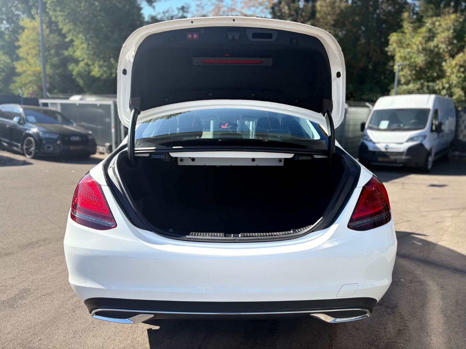 Fahrzeugabbildung Mercedes-Benz C 180 *AVANTGARDE*KAMERA*SHZ*NAVI*AUTOMATIK*